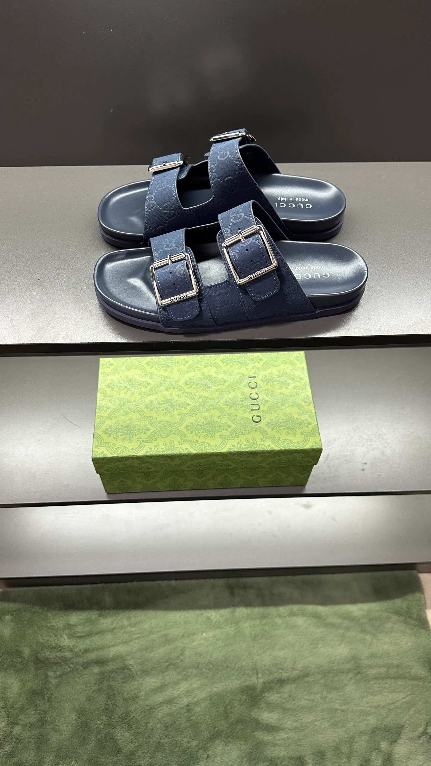 [G Home New Style] P: 320💰Men's size 39~45, (46. Customized) This slipper is made of GG polyester fiber and is decorated with a Gucci label on the front, which adds a striking logo feel to the style. "Gucci Made in Italy" stamped label Rubber sole Flat Made in Italy